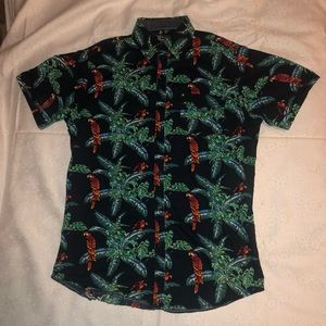 Broken Threads Hawaiian shirt. Parrots galore! Size Medium.